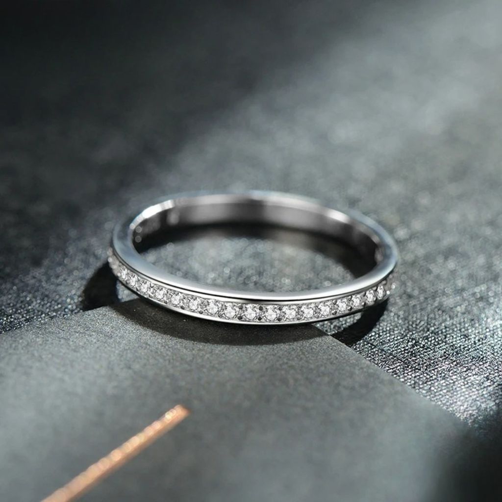 Anel Prata Meia Aliança com Cristal Zirconia