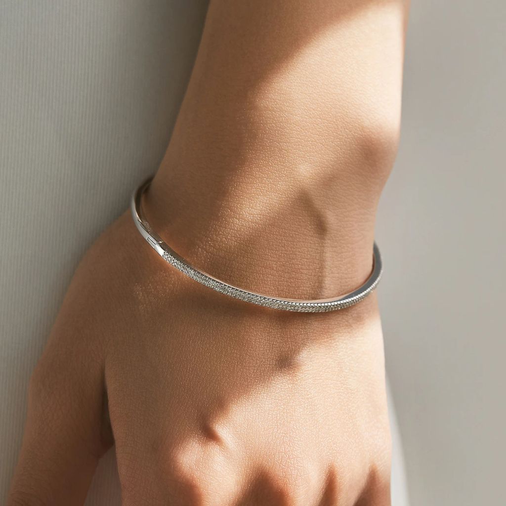 mulher usando pulseira